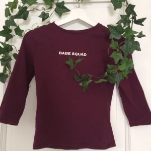  - Denna gulliga topp ifrån H&M söker nu nytt hem. Den har trekvartsärmar och trycket har flagnat lite (pga tvätt) men inget som märks. Priset är inkl frakt. Om det är något ni undrar över, titta gärna in på min profil eller skicka en fråga. 🌱