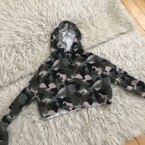  - En skitsnygg croppad camo-hoodie köpt för ungefär 1 år sedan jag bara inte använder längre. Det står storlek M men skulle nog säga att den passar en XS-S bättre. 