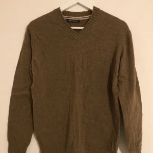  - Beige-brun tröja från Marc O’Polo i mjukt 100% ull och patches/förstärkning på ärmarna. Superskön! Storlek M för herr, men jag är XS och har använt den lite oversize.