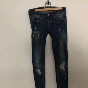  - Slitna jeans från ginatricot, oanvända då jag köpte fel storlek 💗 + frakt 50kr 🌸