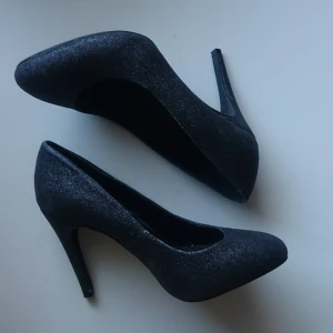  - Svartglittriga högklackade. Nästan oanvända 