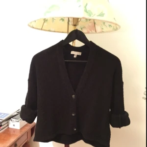  - Mysig varm svart kofta, lite kortare modell