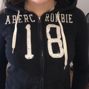  - Marinblå huvtröja från ABERCROMBIE & FITCH Sparsamt använd & har en väldigt fin passform