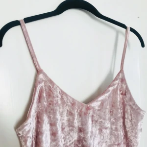  - 💕 rosa-lila lite kortare linne i sammet 💕 strl S-M