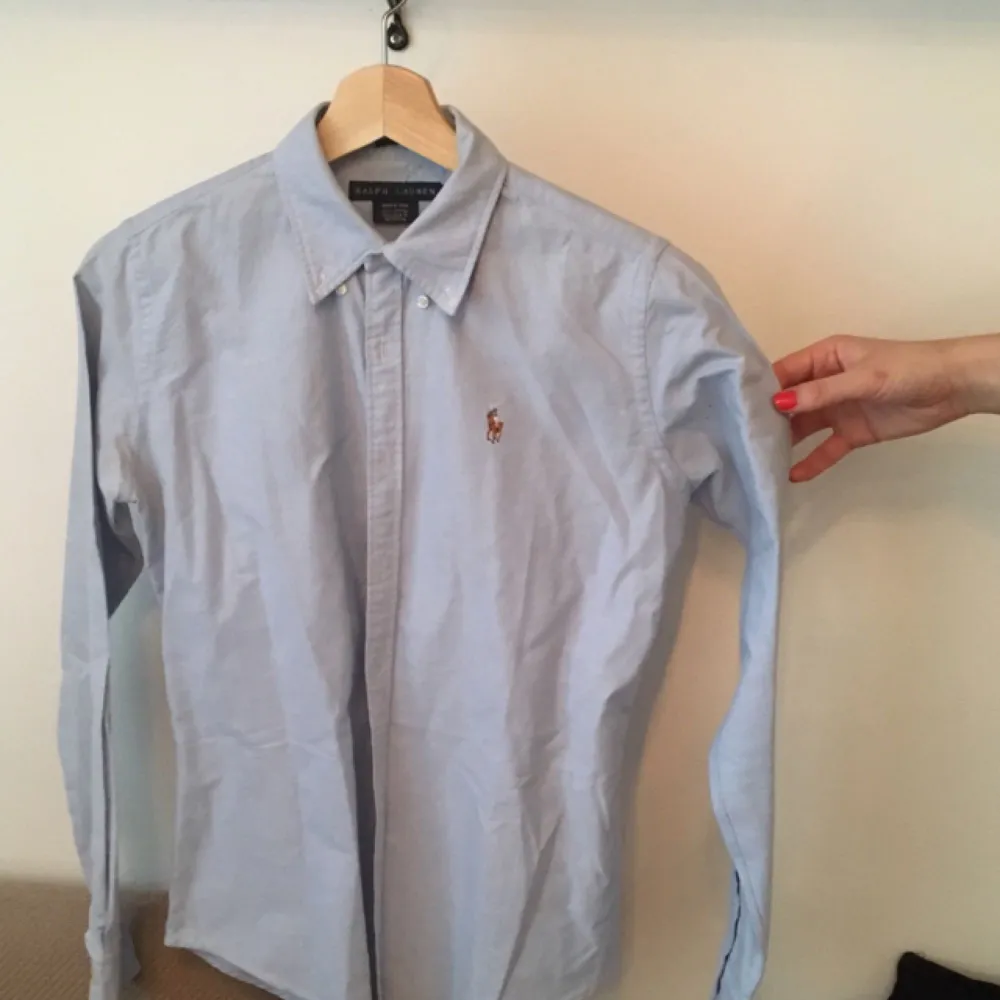 Damskjorta från Ralph Laurent, strlk 6. Mycket fint skick (superkvalitet och sparsamt använd). 300kr inklusive frakt!:). Skjortor.