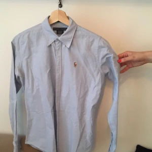  - Damskjorta från Ralph Laurent, strlk 6. Mycket fint skick (superkvalitet och sparsamt använd). 300kr inklusive frakt!:)