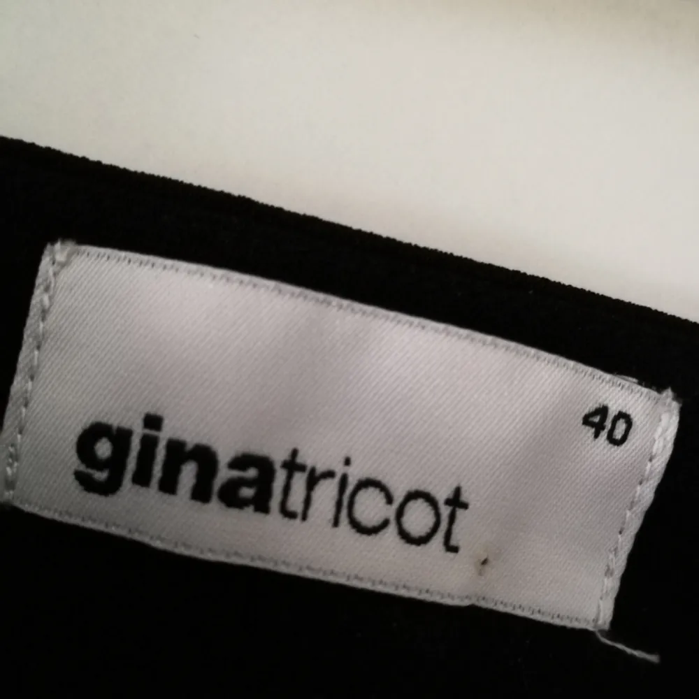 Finbyxor från Gina Tricot. Säljes pga fel storlek. Använda endast 1 gång. Köparen står för frakten. Använder helst Swish! . Jeans & Byxor.