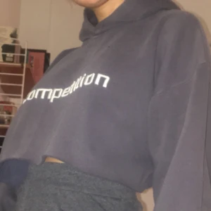  - Sjukt snygg hoodie. Avklippt, ganska kort. Köparen står för frakten💖