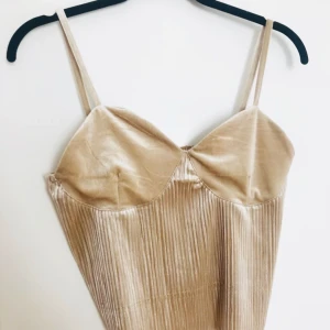  - ✨🌟sammetstopp i guldfärg. passar S-L beroende på hur man vill att den ska sitta. Rak i modellen 🌟✨