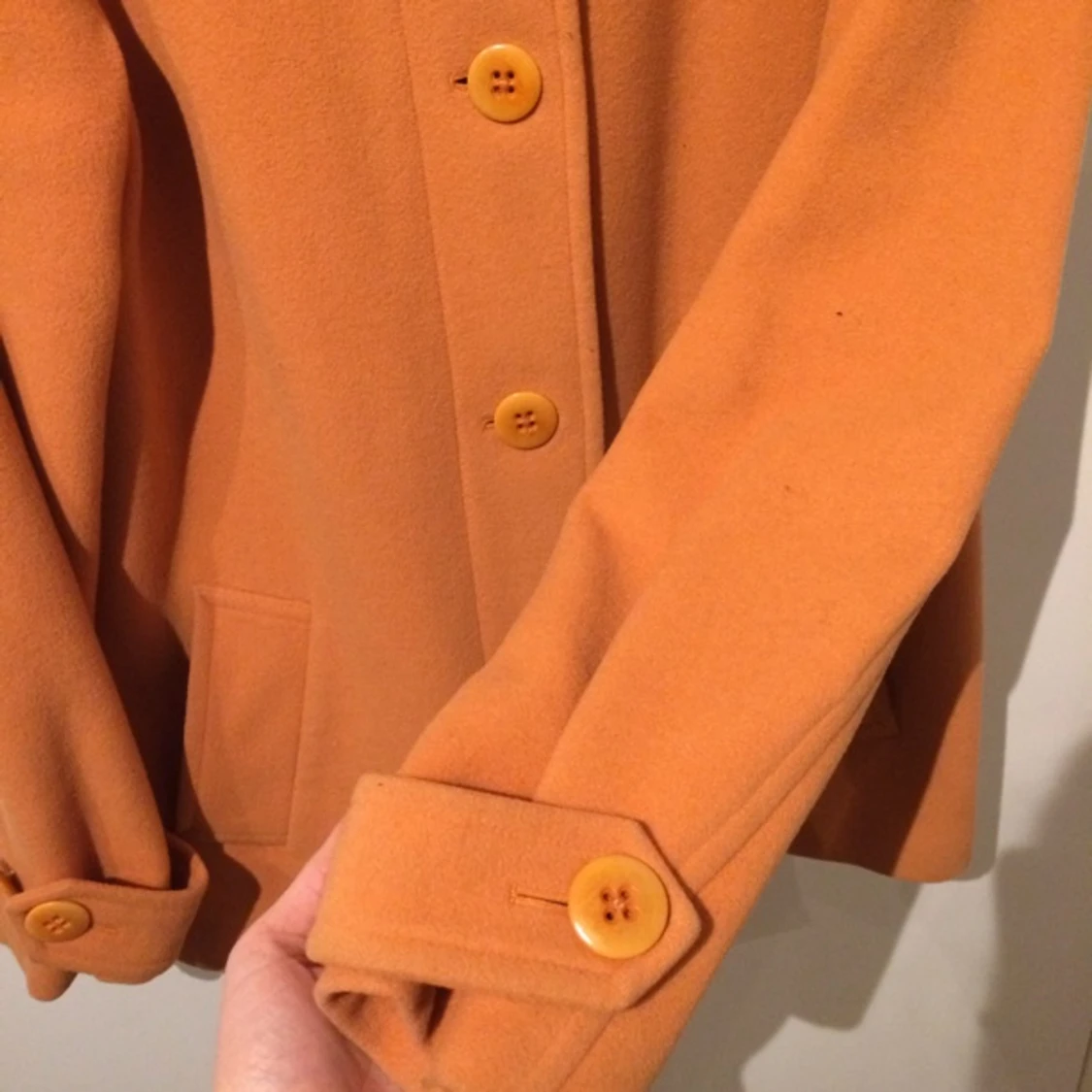 Fodrad, rostfärgad kappa i ull. Sparsamt använd, fin kvalitet. Storlek S/M. Nypris 1000:- - 1386690308