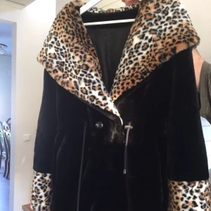  - Lyxig pälsjacka med skin liknande material på insidan. Priset går att diskutera! Står ingen storlek men den ska nog passa en 38