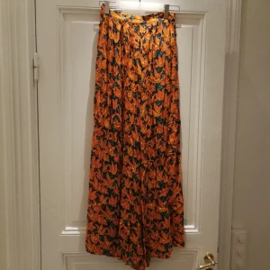  - Underbar chiffongkjol. Inköpt i Barcelona, aldrig använd. 