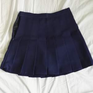 Mörkblå tenniskjol i fantastisk kvalitet! Inbyggda shorts för blåsigt väder. Köpta i Sydkorea, endast använda en gång så de är i nyskick. Frakt tillkommer!