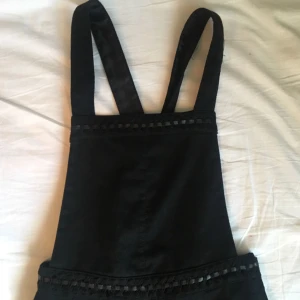  - Byxdress med detaljer. Banden går att justera. Möts upp i Stockholm :)