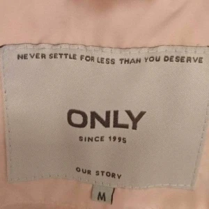  - Rosa trendig skön jacka från Only. Nyköpt, använd fåtal gånger så den är i väldigt bra skick. Inte sönder. Jackan ska vara oversize så är du en S eller XS så sitter den perfekt också. Meddela mig vid intresse!