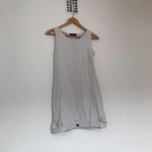  - Beige klänning i linnetyg från Frankrike! Osynlig dragkedja i sidan 