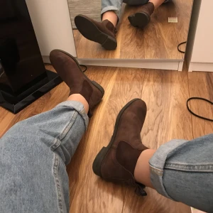  - Sjukt snygga bruna boots !!!  Använda ett fåtal gånger, men ser ut som nya !  Pris kan alltid diskuteras ! (Köpta för 899)