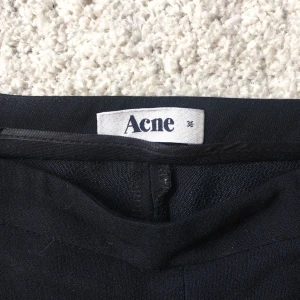  - Cigarette pants från Acne 🌟 hög midja, tight passform, dragkedja i sidan, slits på bensluten. Fint begagnat skick, har en liiiiten slitning i rumpan som i princip inte syns. Svår att fånga på bild! Frakt ingår i pris