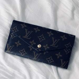 Säljer min fina replica Louis Vuitton plånbok. Såå fin, i underbart skick och använd typ 2 dagar!   300kr vid snabb affär. 