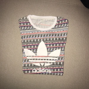  - T-Shirt med Adidasmärke på.! Väldigt fina färger till sommaren !!! 