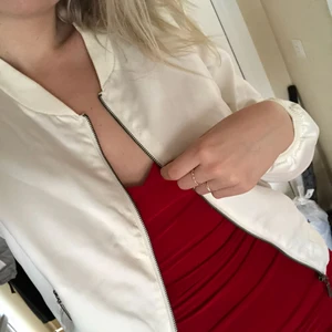  - Vit bomberjacka, fint skick! Frakt; 40kr 🌷