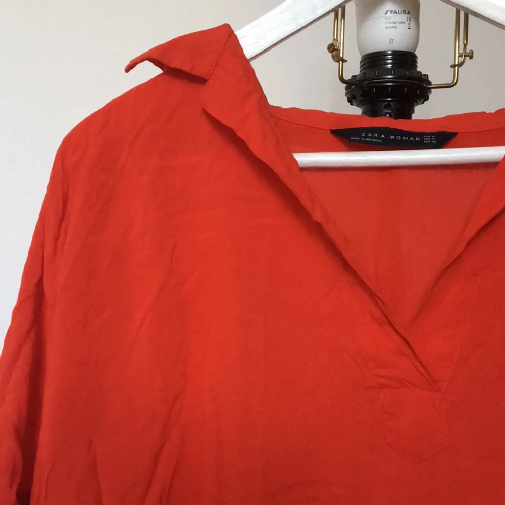 Röd, fladdrig, oversized skjorta från Zara. Använd sparsamt!   Frakt tillkommer 🍃. Skjortor.