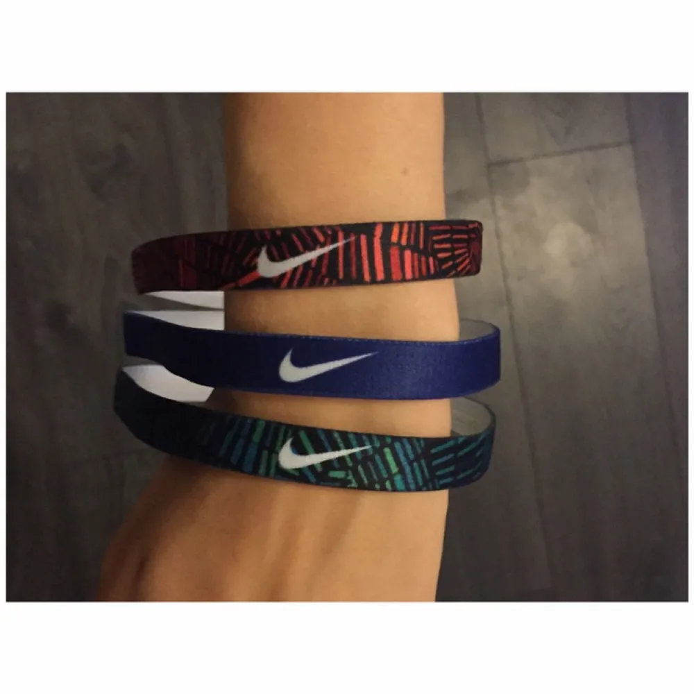 3 st Nike hårband med silikon inne så dom håller sig på plats. Köpta i USA men aldrig kommit till användning . Övrigt.