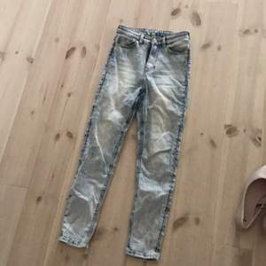 Highwaist jeans stentvättade ljusa från Monki  Stuprör, snygg slitning   Storlek 26/30 (ankle längd) 