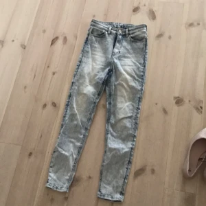  - Highwaist jeans stentvättade ljusa från Monki  Stuprör, snygg slitning   Storlek 26/30 (ankle längd) 