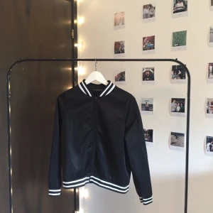  - Finfin tunn bomberjacka med mysig insida. Det står storlek 40 men fungerar för en 36 också. Perfekt att slänga på sig i höst. Mötes upp i Stockholm eller fraktas. 