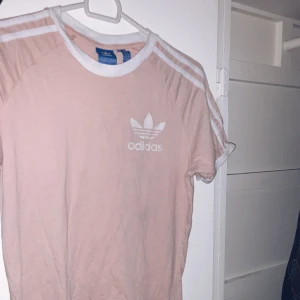  - Adidas T-shirt använt endast två gånger!   