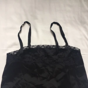  - Svart "siden" Linne med spets från humana Stockholm!