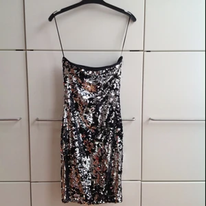  - Frakt 40kr!❤️ Tight tub-klänning. Ger en snygg form.