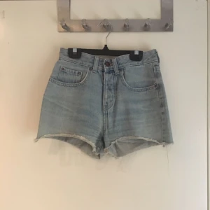  - midjehöga shorts från BIKBOK! Gamla favoriter som har slitits ut på ett bra sätt! Dock har blivit för små för min del.. 