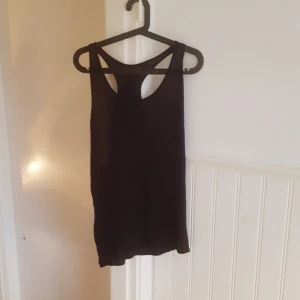  - Linne med brottarrygg från MTWTFSS Weekday. Köparen står för frakten. Kan mötas upp i Gävle, Stockholm eller Sundsvall.