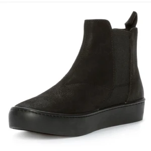  - Vagabond Zoe Chelsea - köpta förra året, använda en gång (se bild på sula). Nypris 899 kr, säljer för 200 kr för att bli av med de snabbt. Storlek 37