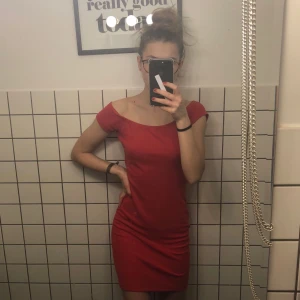  - Snygg, super skön (!!) off the shoulder klänning från bikbok i fint skick🌹använd fåtal gånger. 