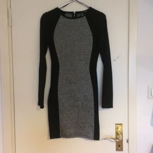  - En fin nästintill oanvänd klänning som både kan användas till fest tillsammans med smycken eller till vardags med ett par sneakers. 💃🏻  Frakt ingår INTE i priset utan får stå för köparen.