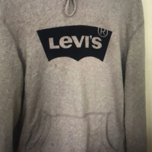  - Säljer min levishoodie. Storlek M i ”herrstorlek”. Har en liten fläck på framsidan vid fickan som man ser men inte lägger alltför mycket märke till. Möts upp i Sthlm :)