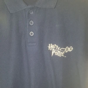  - Älskar denna tröja! But in need of $  ⚡Mörkblå Harry potter-pikétröja⚡ Är barnstorlek 140 men passar bra på mig som en xs/s! Väldigt fint skick. 