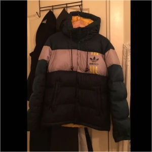  - Adidas dunjacka inköpt förra vintern, herr storlek XS (funkar som en S dam)   Modellen heter ID96  nypris ligger runt 2000:-. 