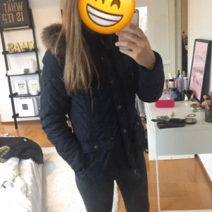  - Fin jacka från Esprit. Mörkblå, fodrad med avtagbar luva vilket gör att den kan se riktigt vårig ut! 