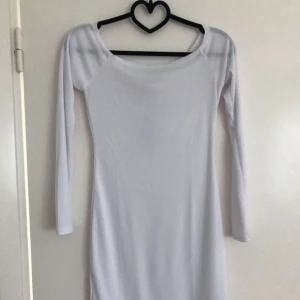 - Ny off shoulder klänning, tag kvar. 