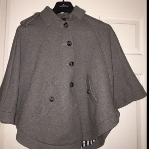  - Grå cape från hm. Blå o vit randig insida