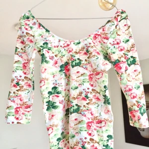  - Jätteskön topp i bomull med halvdjup rygg och superfin passform för en XS-S. Mycket gott skick.