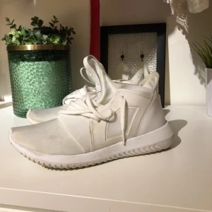  - Adidas skor, hur balla som helst men kommer tyvärr inte till användning här! 