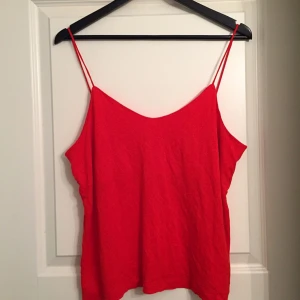  - Rött linne med spagettiband från hm