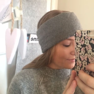  - Säljer detta fina mellan grå hårband till vintern! Perfekt om man har tofs💕 köpt på Monki 