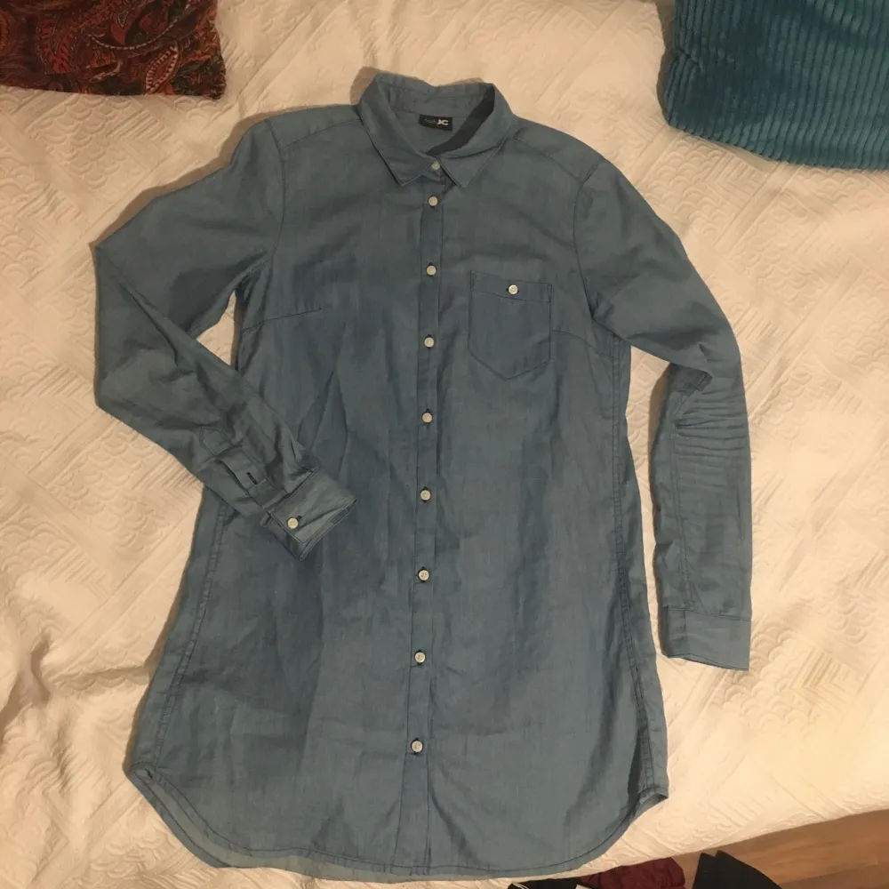 Lång skjorta i bomull (inte jeans!) från JC. Färgen är ljusblå, ser mer grå ut på bilden!. Skjortor.