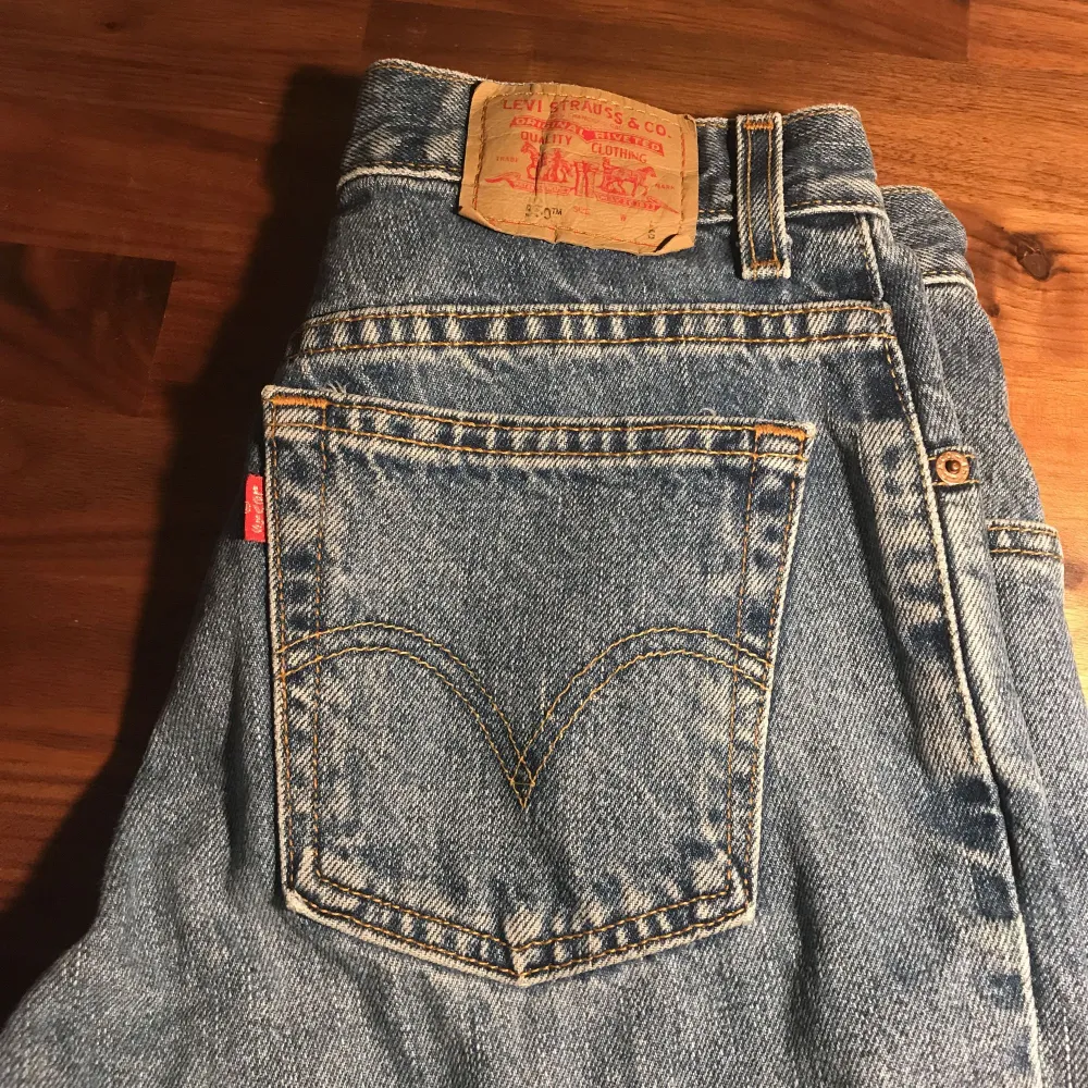 Levi’s! Bought them off Plick but they were marked with the wrong size. I wear a 34/36 and these were really large on me. Bought them for 300kr but selling for 200kr because I need the cash 😄. Jeans & Byxor.